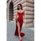 Robe de soirée longue froncée à bretelles spaghetti et fente 