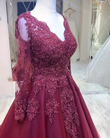 Robe de soirée bordeaux à manches longues en dentelle avec appliques