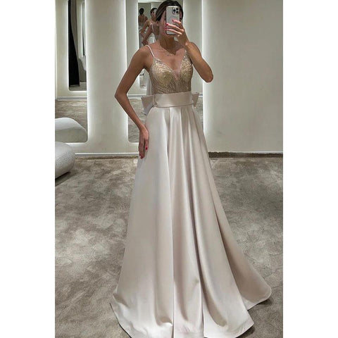 Robe de soirée longue trapèze en satin à paillettes et bretelles spaghetti à col en V