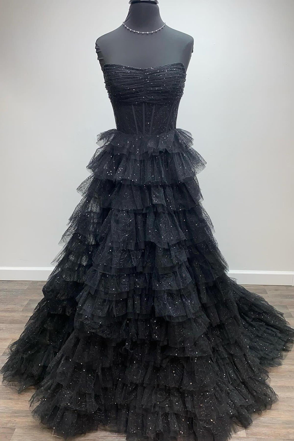 Robe de bal longue princesse en tulle doré, bustier et à volants, fendue.
