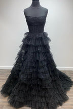 Robe de bal longue princesse en tulle doré, bustier et à volants, fendue.