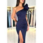 Vestido de noche formal largo de satén con pliegues, corte tubo y un hombro con abertura 