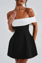 Robe courte sexy à épaules dénudées et ornée d'un nœud contrasté 