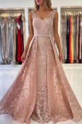 Robe de soirée sirène élégante à col en V ornée de perles et de broderies, sans manches, avec traîne et applications de dentelle.