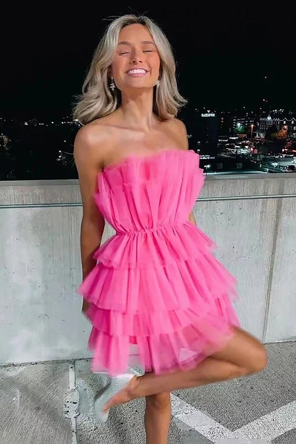 Robe de bal courte noire sans bretelles et coupe trapèze, ravissante