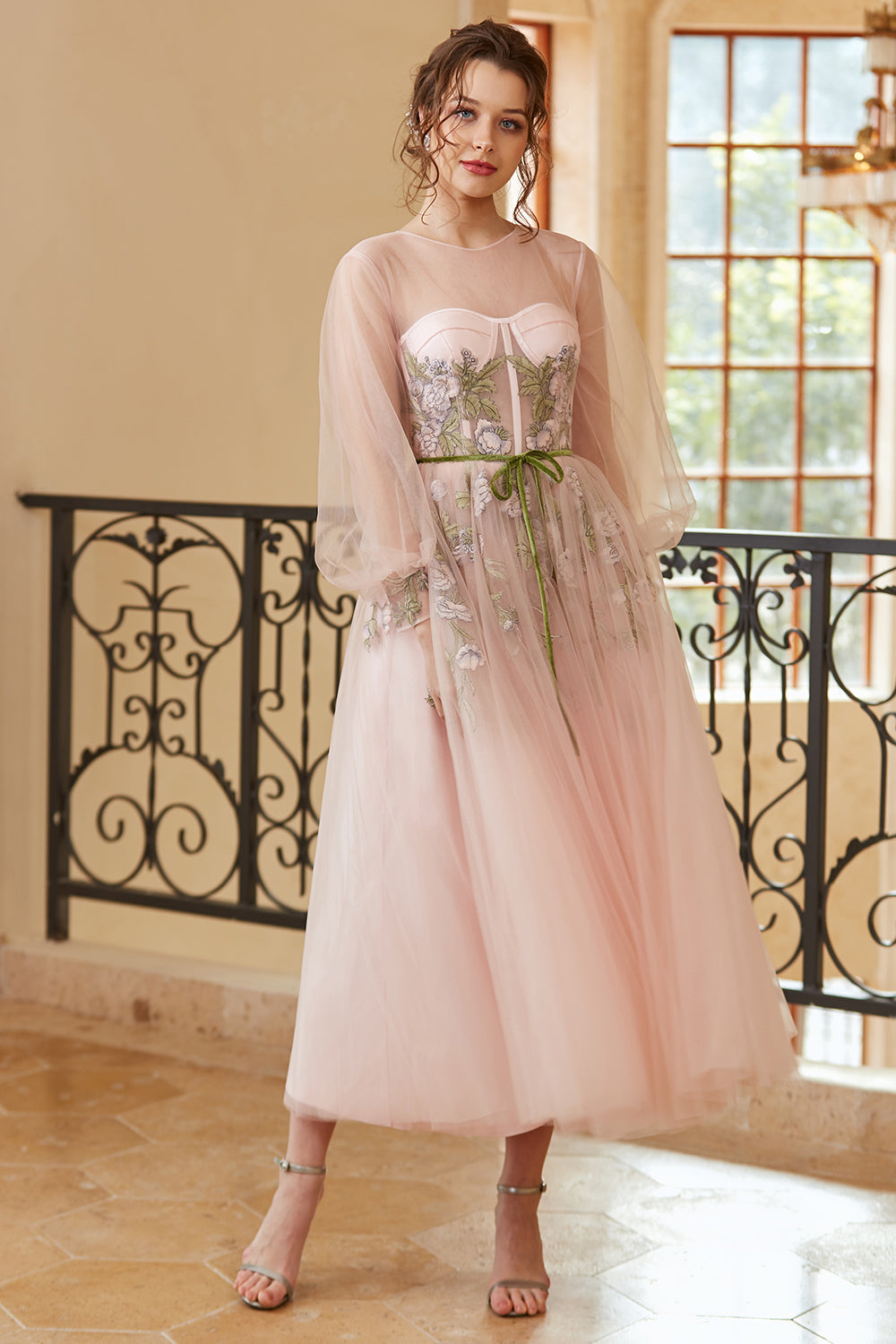Vestido de graduación de corte A, color nude claro con mangas largas