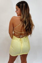 Vestido amarillo ajustado de tirantes finos con cuentas para baile de bienvenida