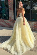 Precioso vestido de fiesta rosa de corte A con escote corazón y corsé, adornado con apliques.