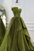 Vestido largo de fiesta verde asimétrico de corte A con tirantes y volantes