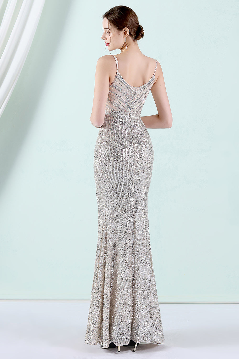 Robe de bal fourreau argentée à sequins avec fente