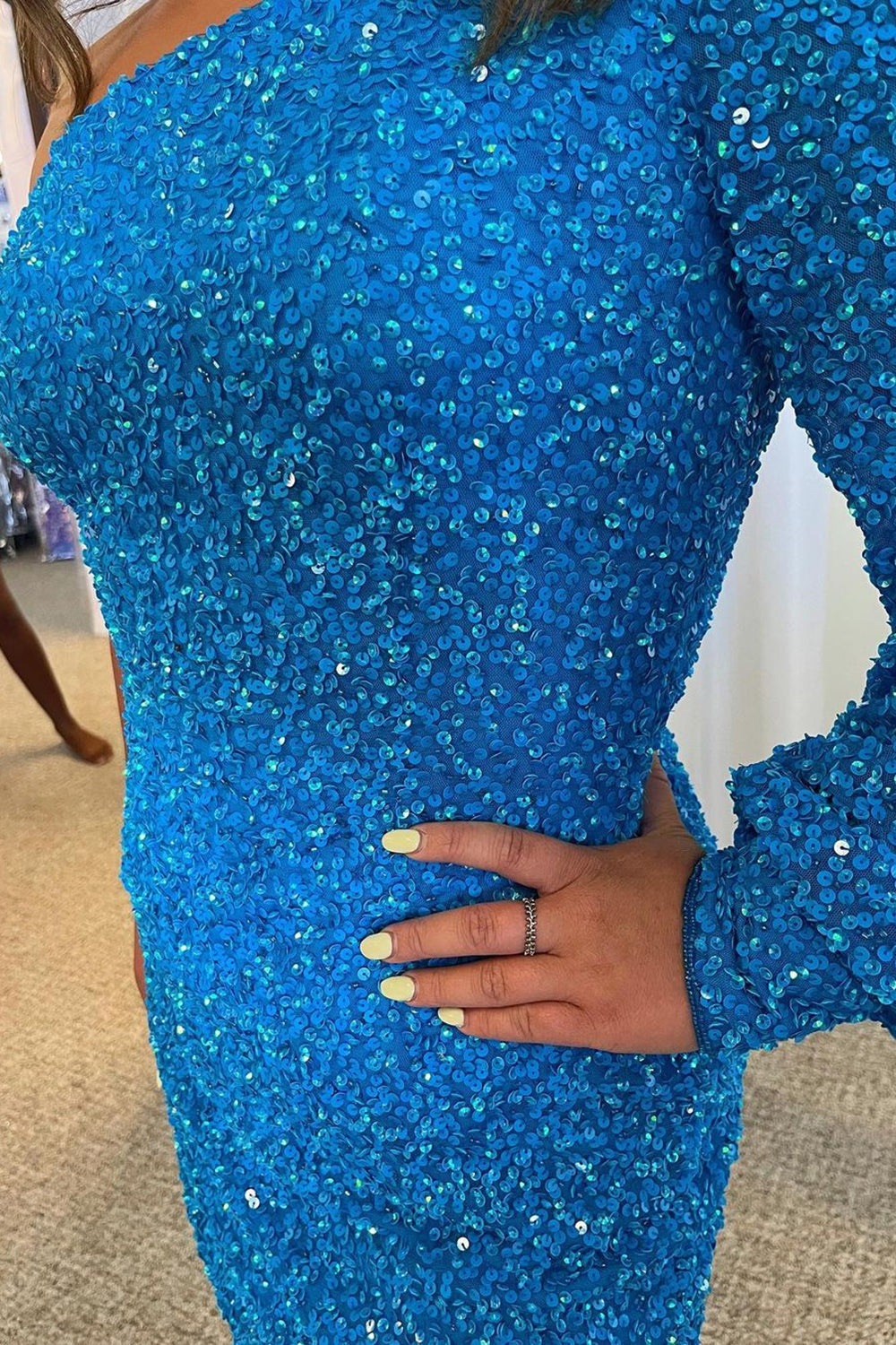 Robe de bal moulante à sequins asymétrique