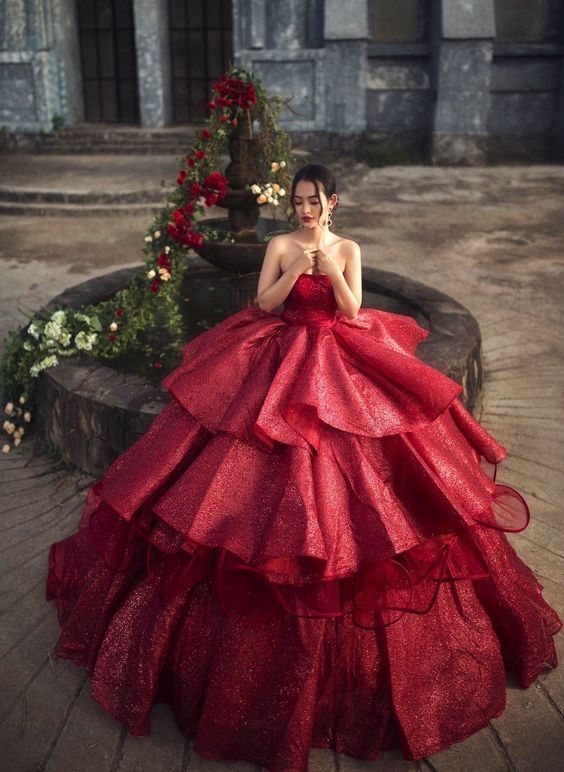 Robe de mariée de princesse rouge à paillettes, épaules dénudées, jupe à volants et tulle pailleté, 55 Y