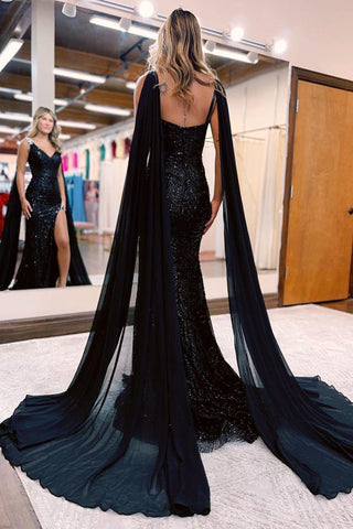 Robe de bal longue sirène à sequins noirs, décolleté plongeant en V et cape incluse.