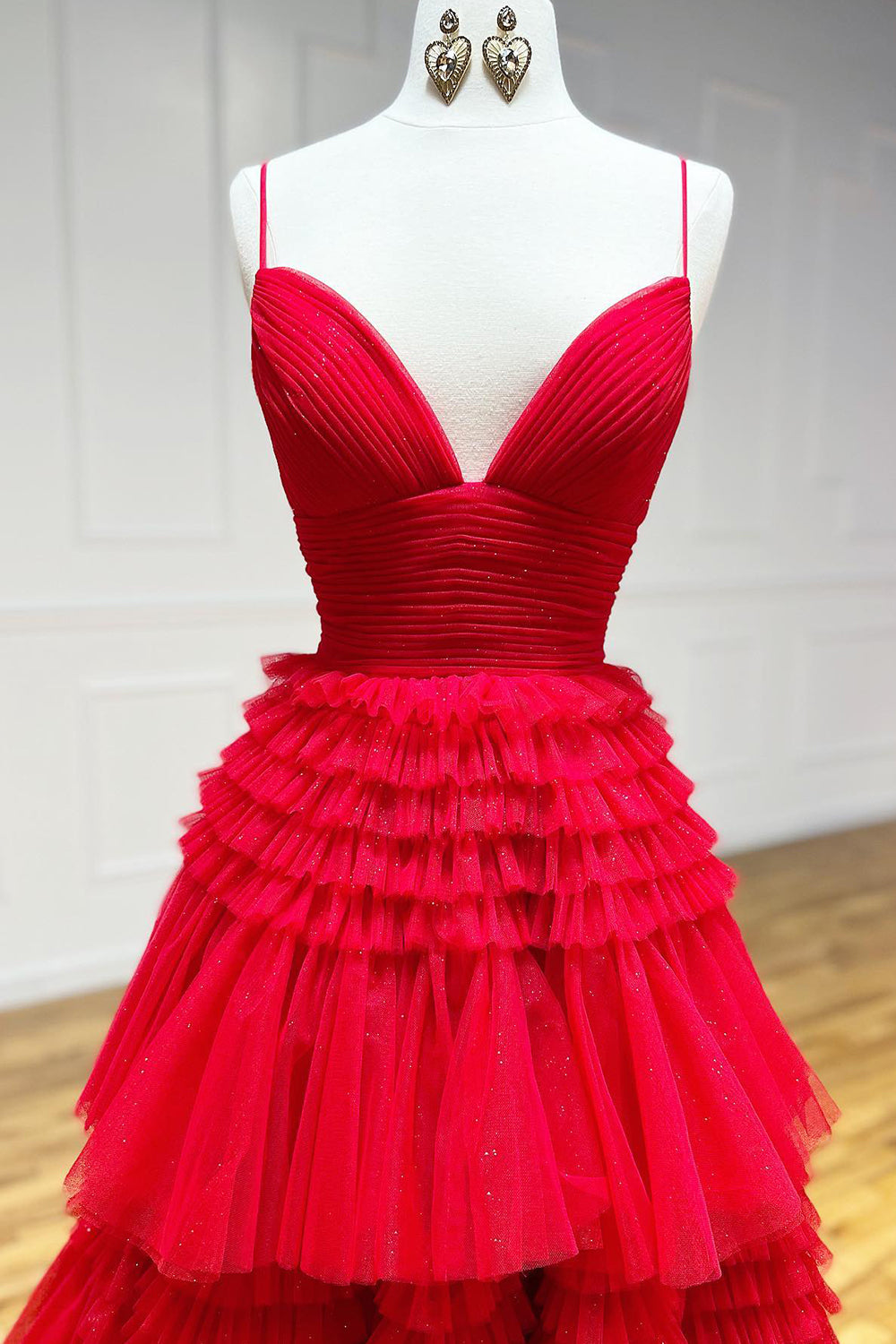 Vestido largo rosa de fiesta con tirantes finos, corte en A y abertura.