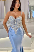Atractivo vestido de fiesta largo de sirena con tirantes finos, encaje y cola