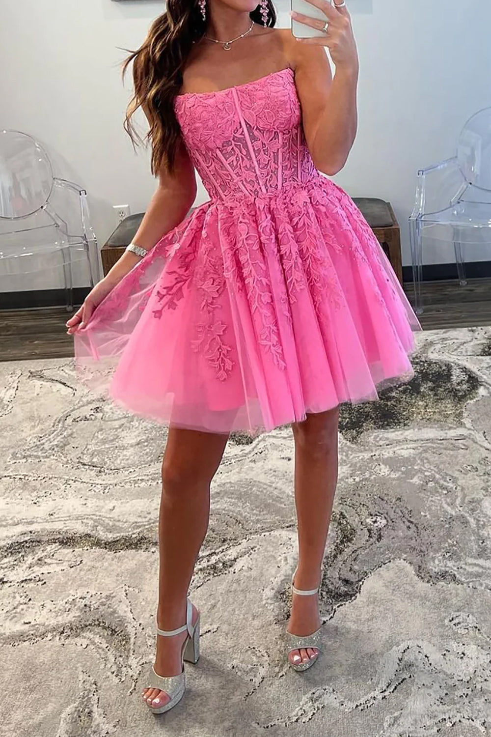Precioso vestido rosa de fiesta de bienvenida, corte en A, sin tirantes, con corsé y apliques.