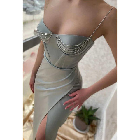 Vestido de fiesta fruncido con cuentas, tirantes finos y escote en forma de corazón con abertura