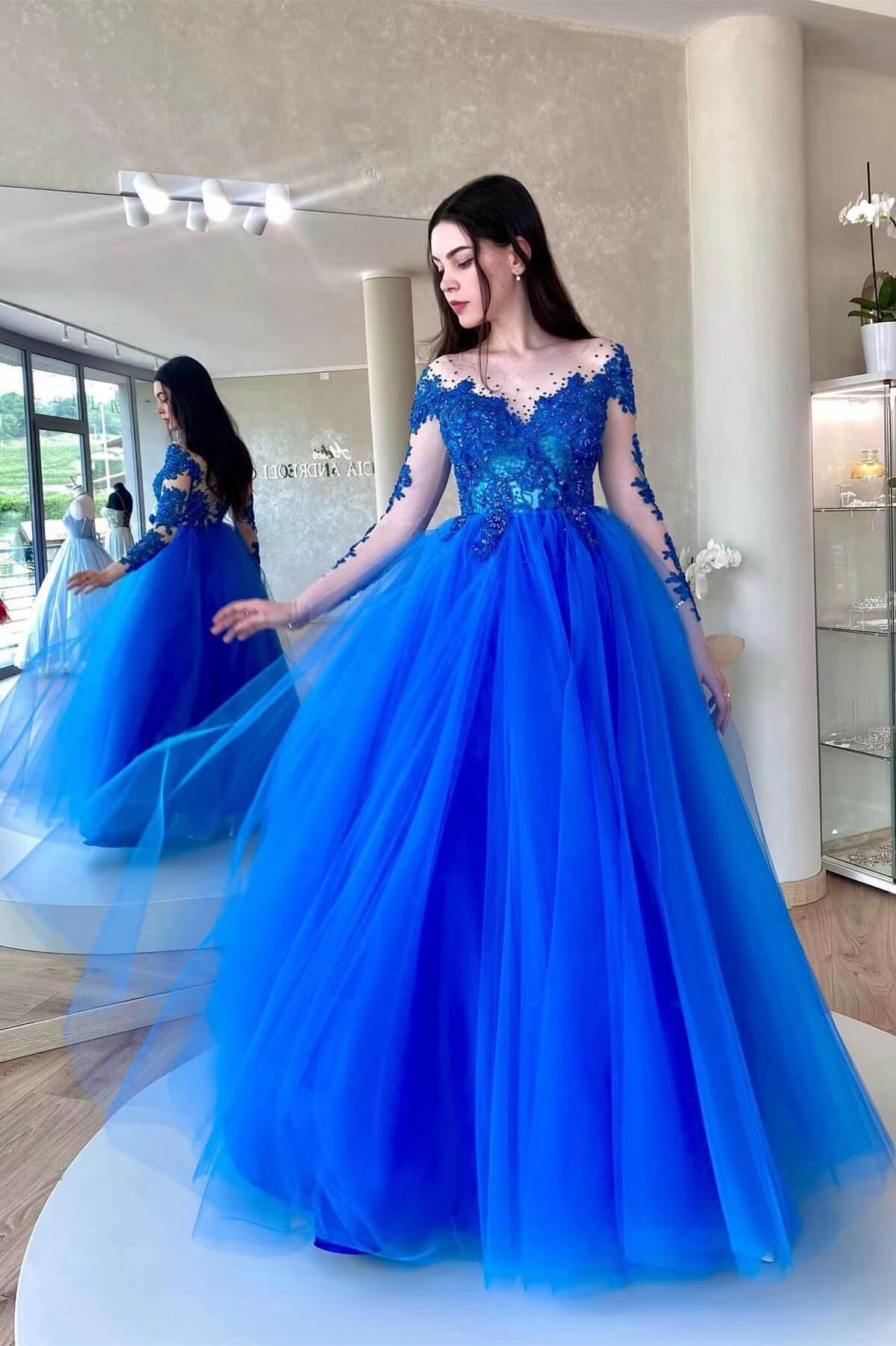 Robe de bal en tulle bleu roi à appliqués et manches longues
