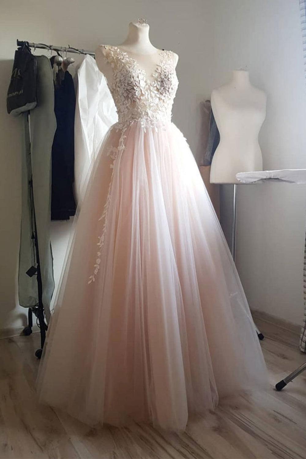 Robe de bal longue à col illusion de perles