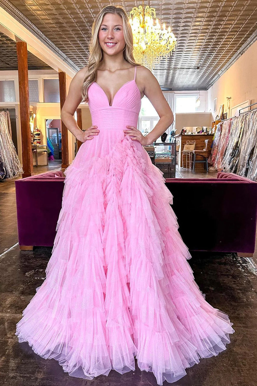 Vestido largo de fiesta rosa con tirantes finos, corte en A y volantes