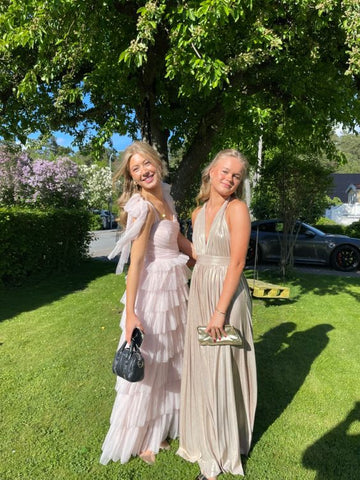 Diferentes estilos de vestidos de noche. Vestido de graduación con escote halter. Vestido de graduación rosa de tul con capas, corte en A, modelo Y288.