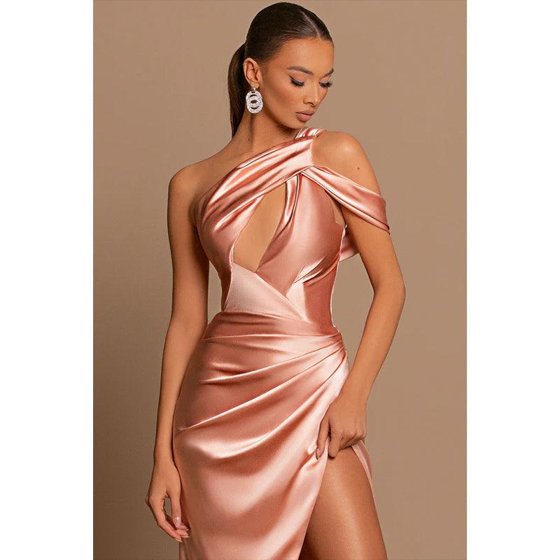 Vestido de noche formal largo de satén plisado con un solo hombro y corte tubo/columna 