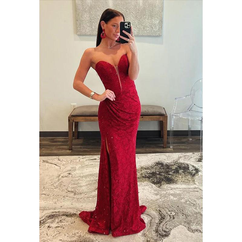 Vestido de fiesta glamuroso y dramático con escote en V profundo, sin mangas y corte trompeta brillante