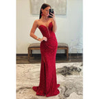 Vestido de fiesta glamuroso y dramático con escote en V profundo, sin mangas y corte trompeta brillante