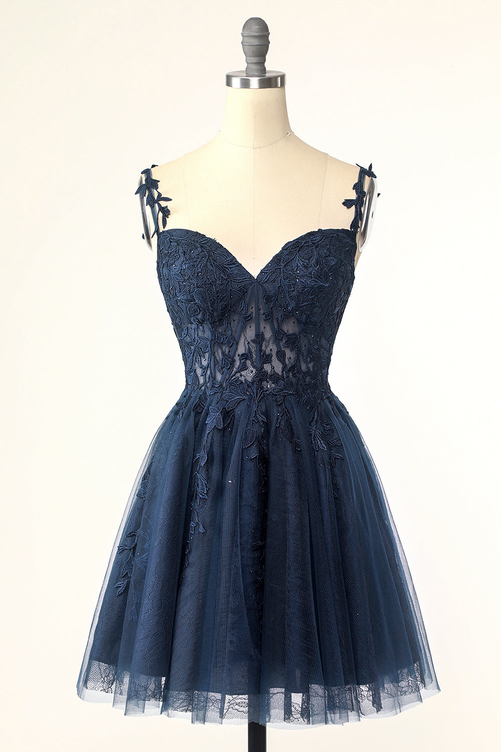 Vestido corto rosa de fiesta con hombros descubiertos y apliques