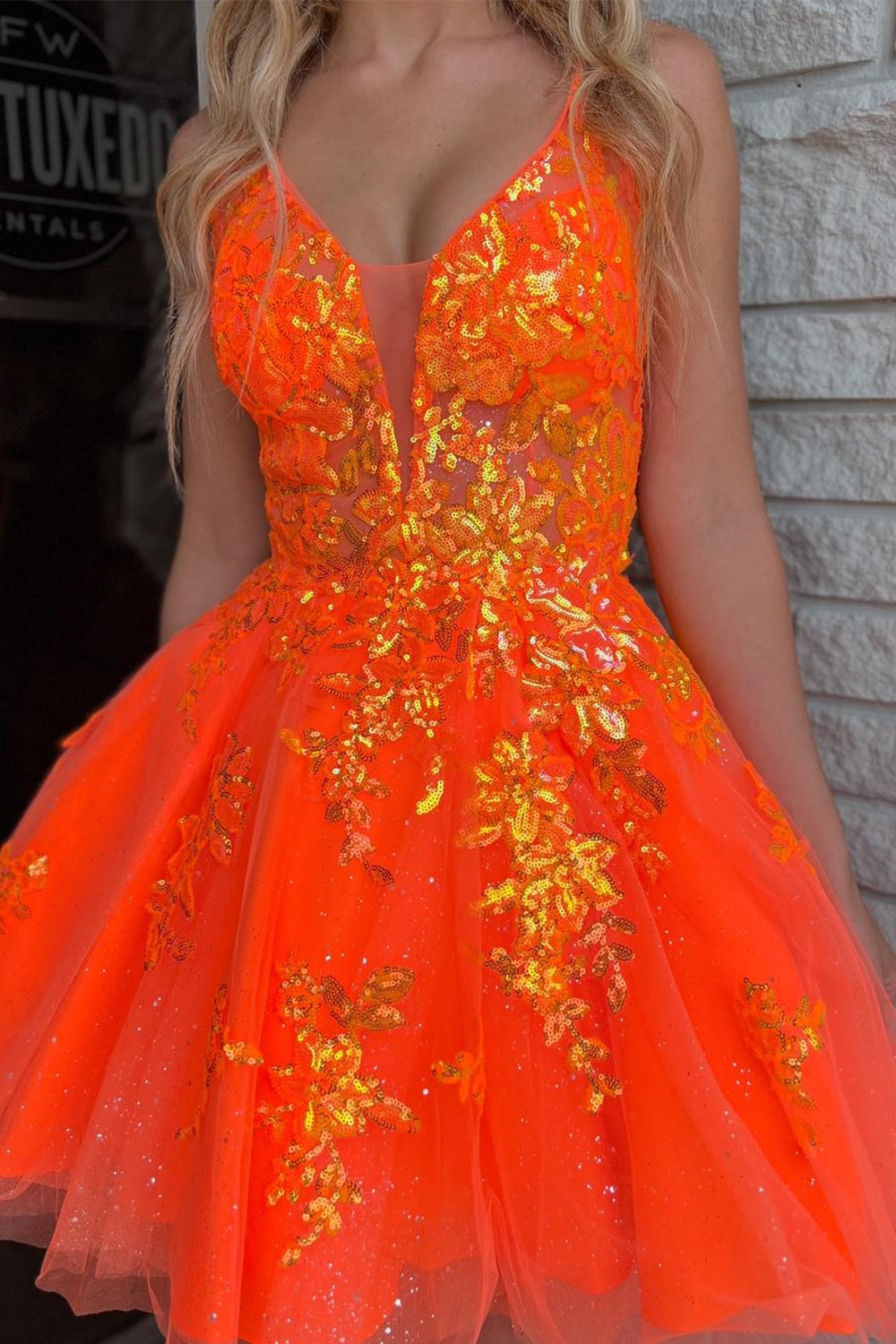Robe de bal courte orange tendance, coupe trapèze, décolleté en V profond et appliques