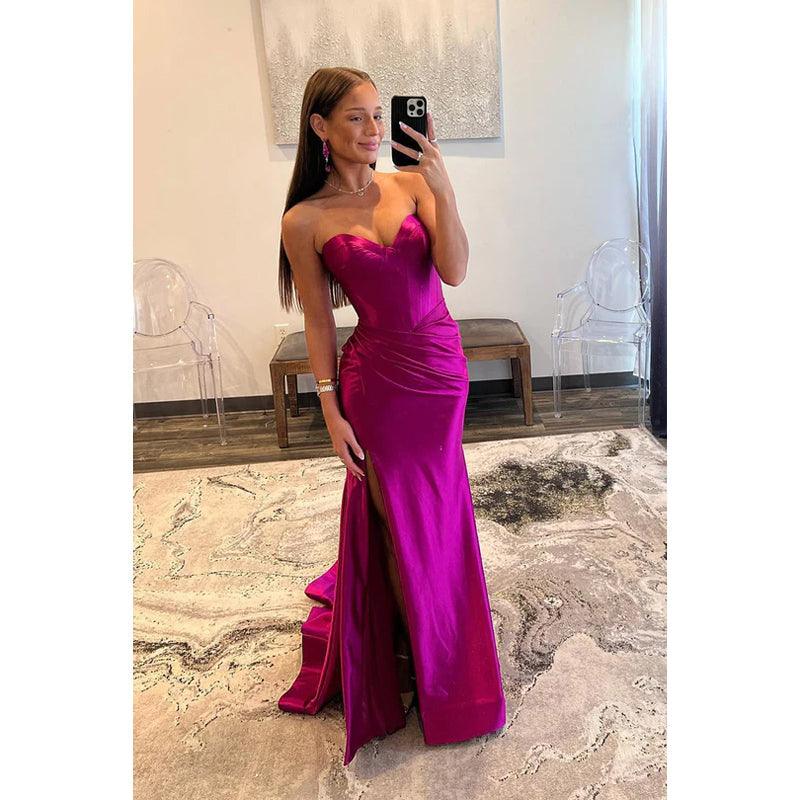 Robe de soirée longue en satin froncé sans bretelles avec fente