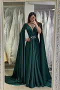 Vestido largo de fiesta de corte A con escote en V, volantes, cuentas y capa.