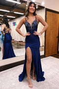 Vestido de fiesta de satén con tirantes finos estilo sirena y pedrería