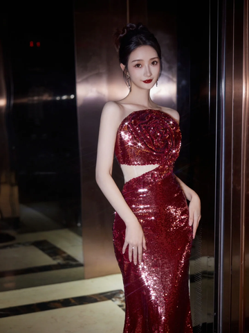 Vestido de fiesta largo de sirena color burdeos sin tirantes con lentejuelas y flores de rosas Y8595