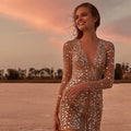 Robe de bal transparente à manches longues et décolleté en V profond 