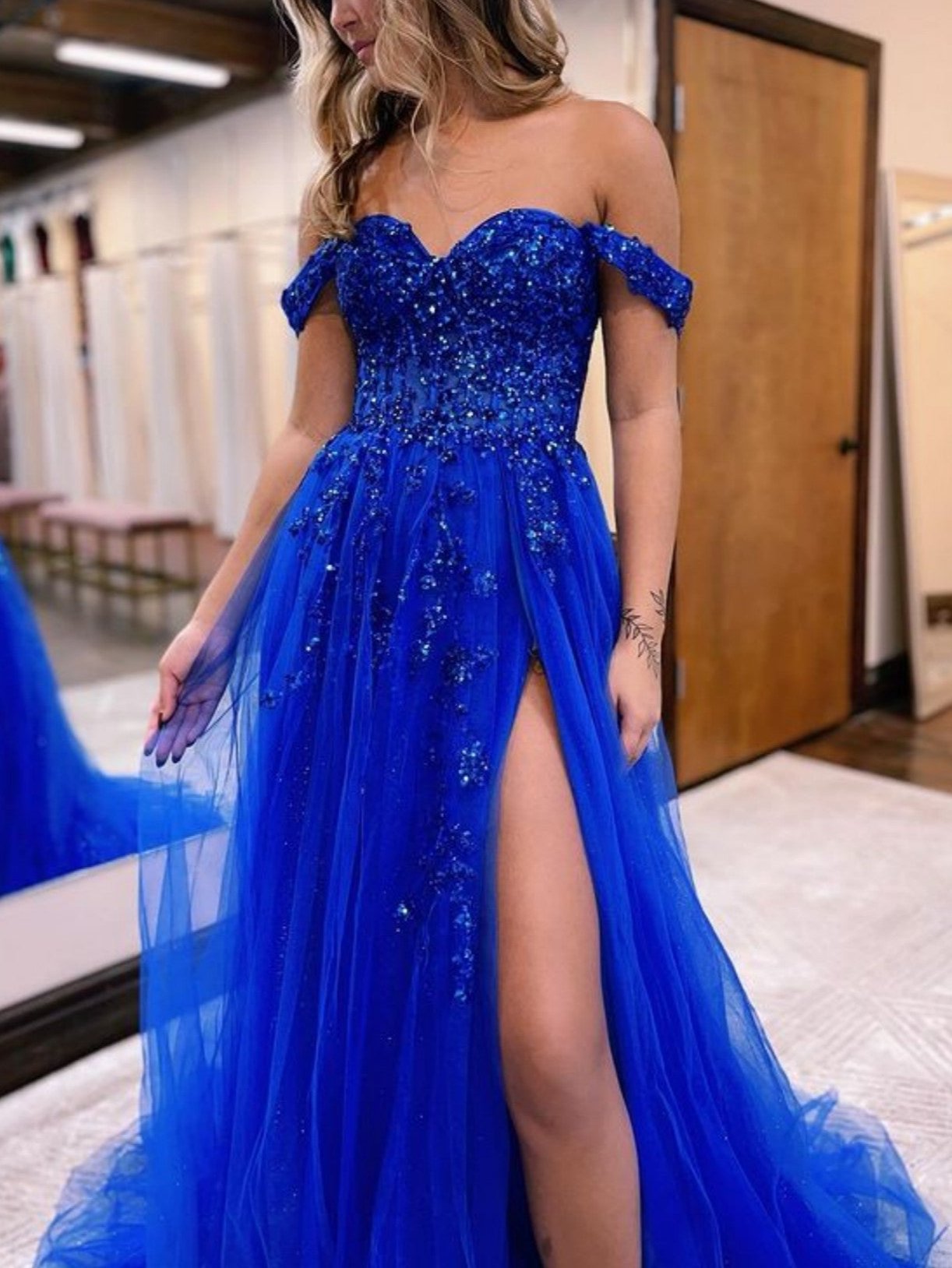 Meadow | Vestido de graduación de tul y encaje con hombros descubiertos y abertura