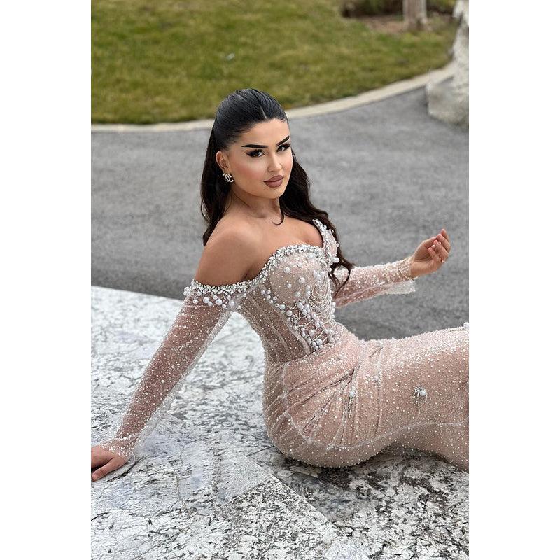 Vestido de fiesta glamuroso y dramático de corte trompeta/sirena con hombros descubiertos, mangas largas y cuentas