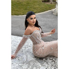Vestido de fiesta glamuroso y dramático de corte trompeta/sirena con hombros descubiertos, mangas largas y cuentas
