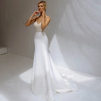 Vestido de novia de corte sirena con perlas, tirantes finos, satén, cuentas y escote en V. 