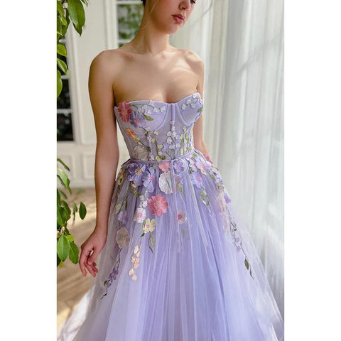 Robe de soirée longue bustier en tulle à fleurs appliquées, coupe trapèze
