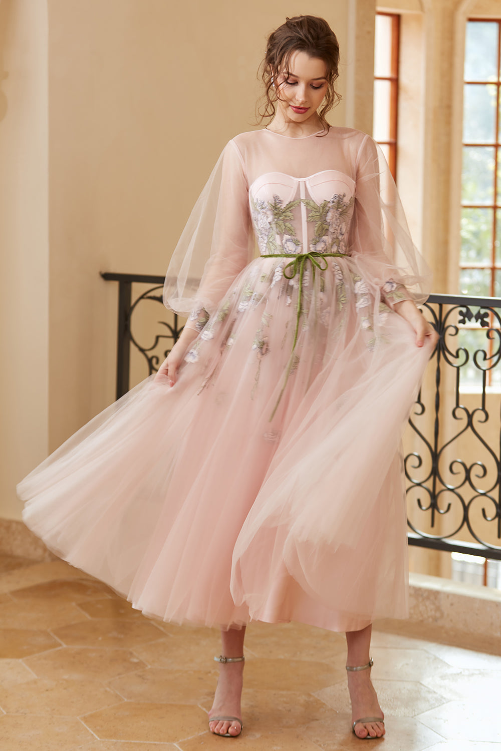 Vestido de graduación de corte A, color nude claro con mangas largas