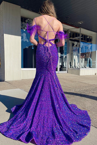 Robe de bal sirène violette à épaules dénudées, sequins et découpes avec plumes