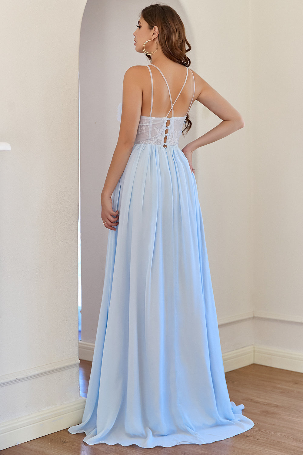 Robe de bal longue en mousseline légère avec dentelle