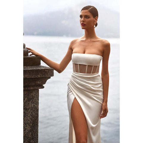 Vestido largo de gala de corte sirena, sin tirantes, de satén transparente fruncido con abertura