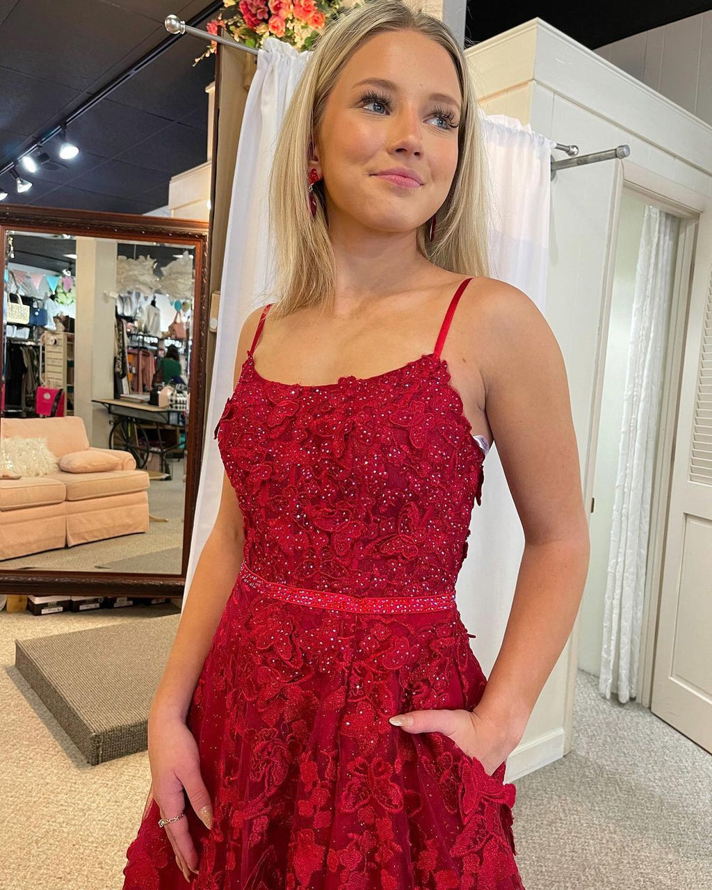 Lindos vestidos de graduación rojos de encaje con escote redondo y corte en A, adornados con cuentas.