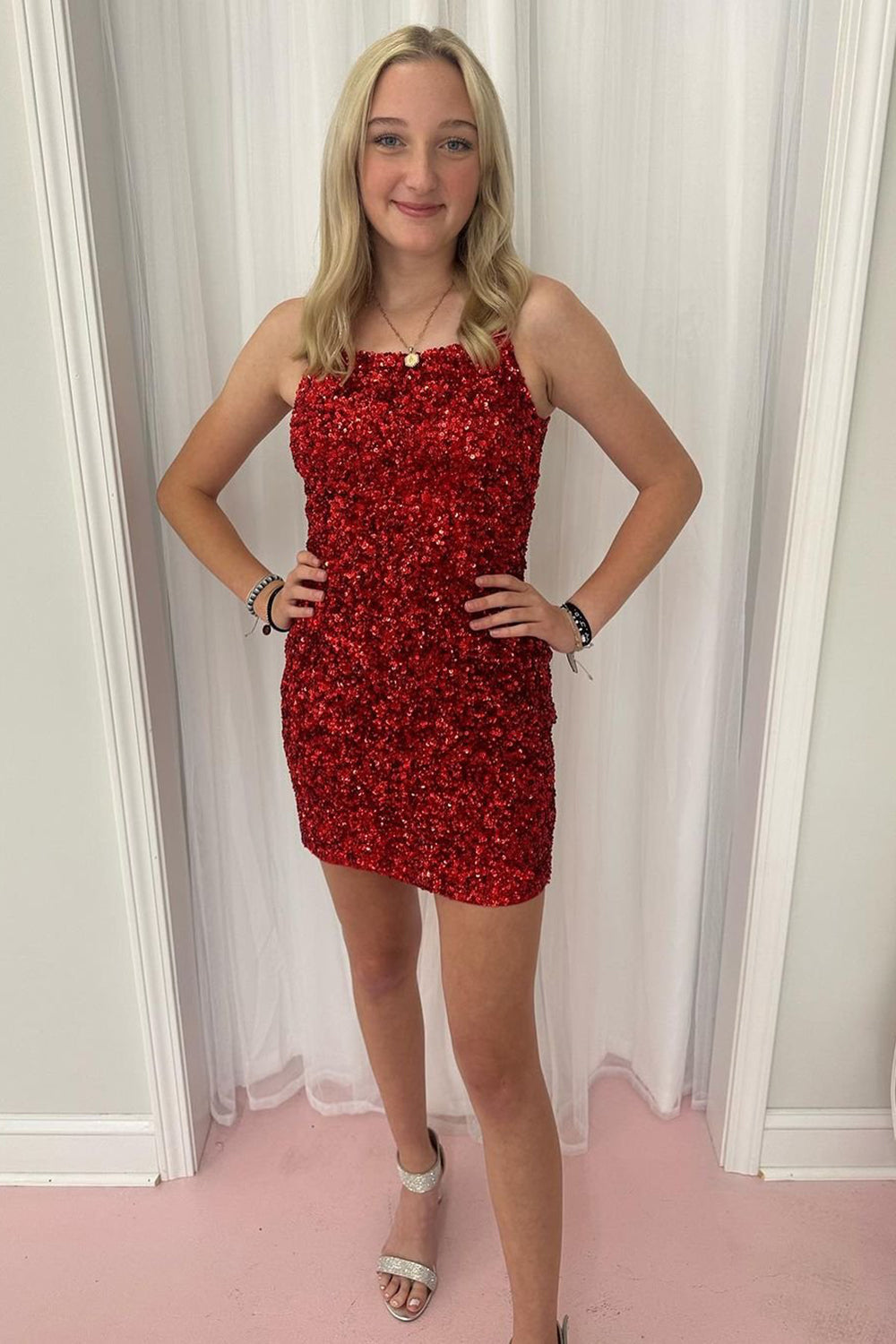 Elegante vestido corto de fiesta con tirantes finos y lentejuelas doradas