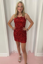 Elegante vestido corto de fiesta con tirantes finos y lentejuelas doradas