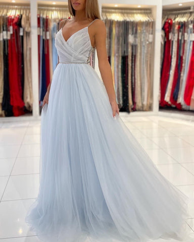Vestido de fiesta largo de tul azul celeste con tirantes finos y pedrería