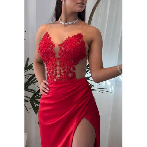 Robe de soirée à bretelles spaghetti et décolleté en V avec fente latérale 