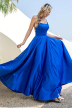 Robe de bal dos nu en satin bleu royal